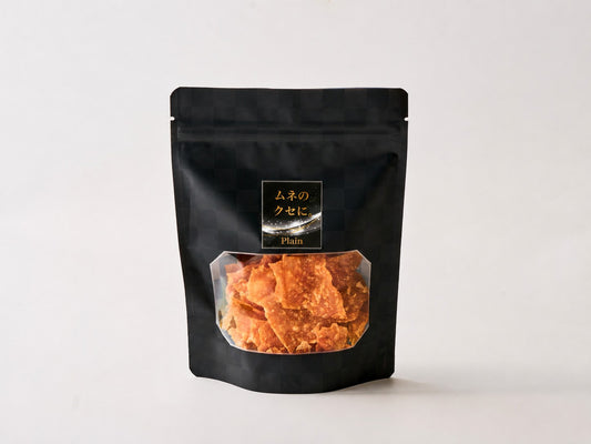 Kenko Koboの鶏むね肉チップス「ムネのクセに。」プレーン味。黒いパッケージに入った高タンパクで低糖質・低脂質な国産鶏むね肉の揚げていないヘルシーなスナック。