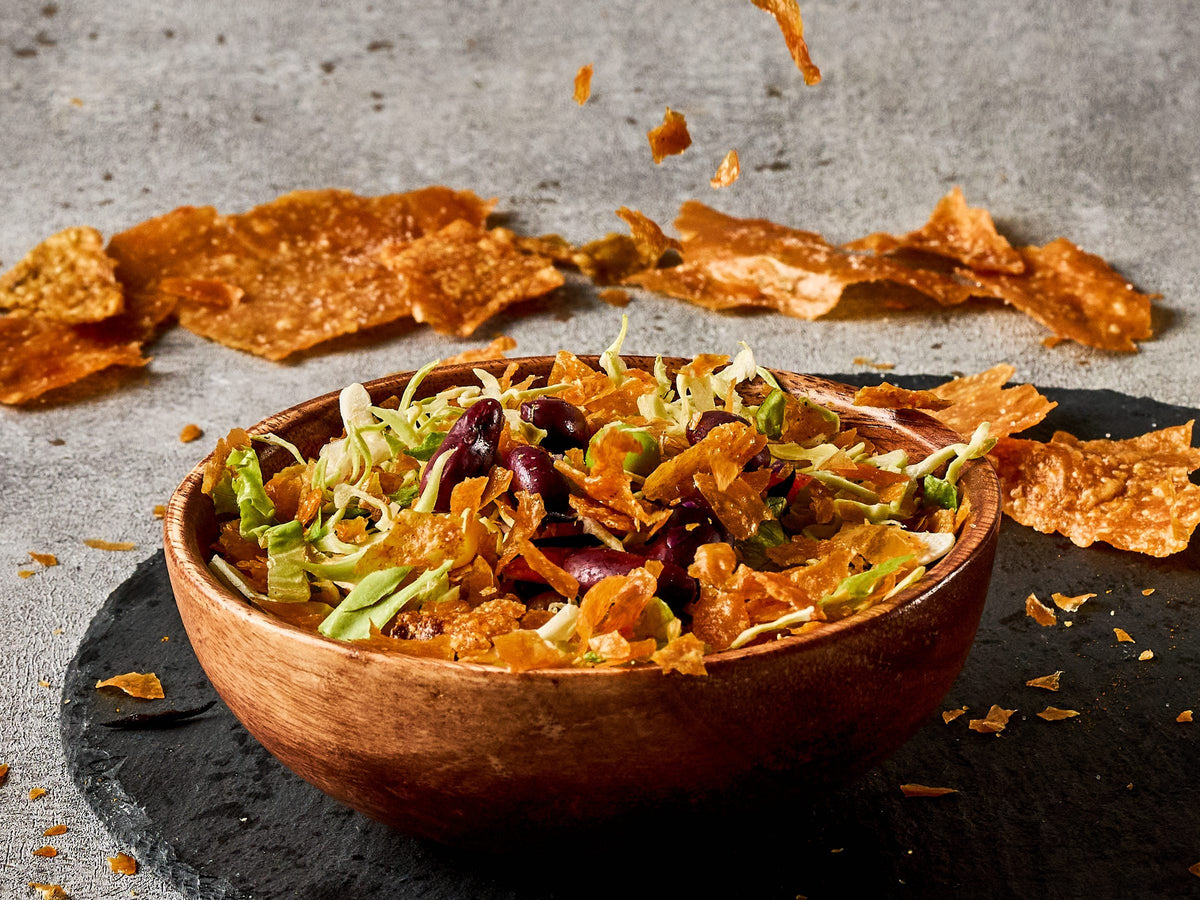 Kenko Koboの鶏むね肉チップスをトッピングした、サラダボウル。高タンパクでヘルシーなアレンジ料理。
